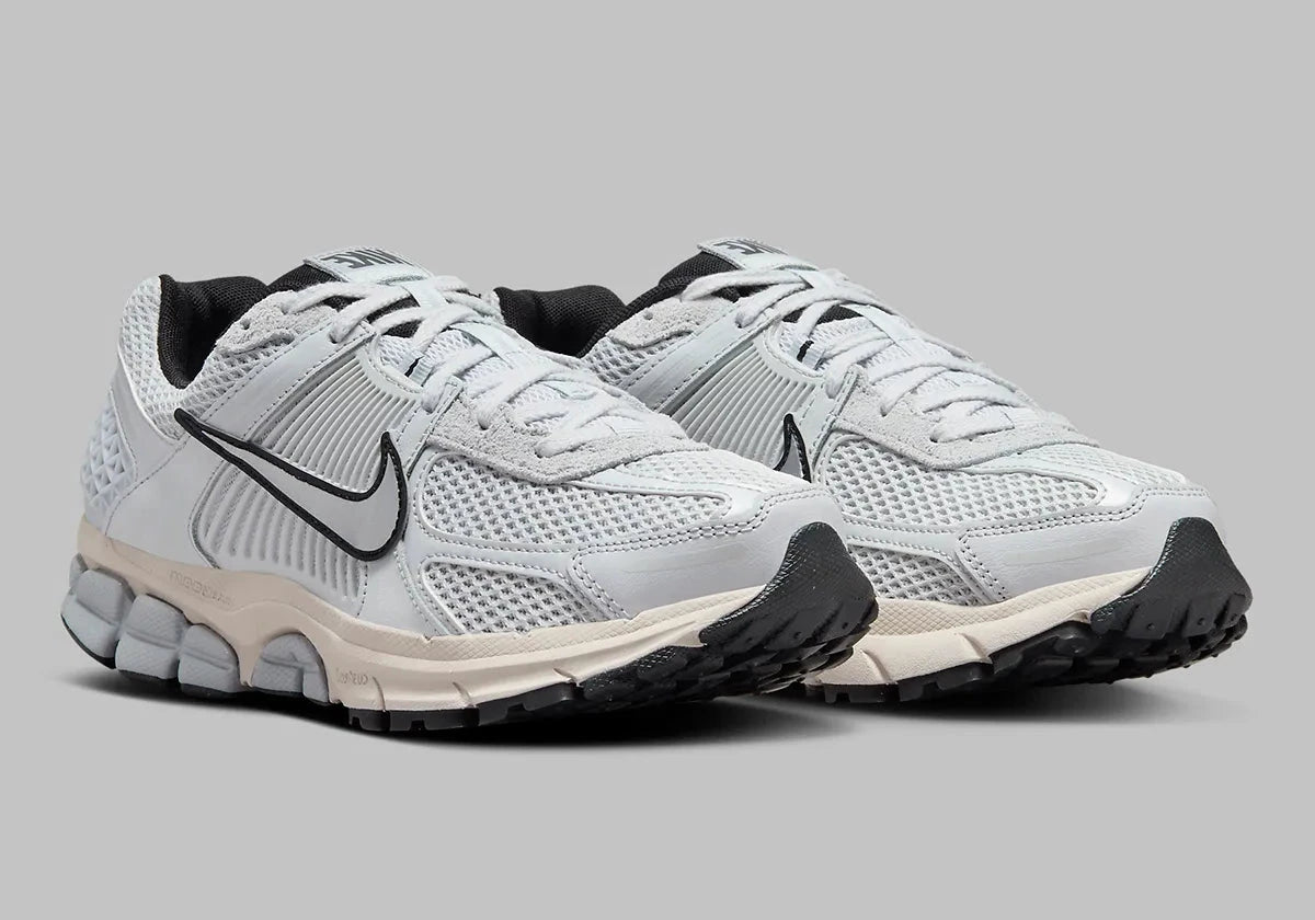 Nike Zoom Vomero 5 Pure Platinum grises en mesh respirant avec détails techniques et amorti Zoom Air, vue de 3/4