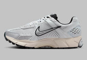 Nike Zoom Vomero 5 Pure Platinum grises en mesh respirant avec détails techniques et amorti Zoom Air, vue de profil intérieur