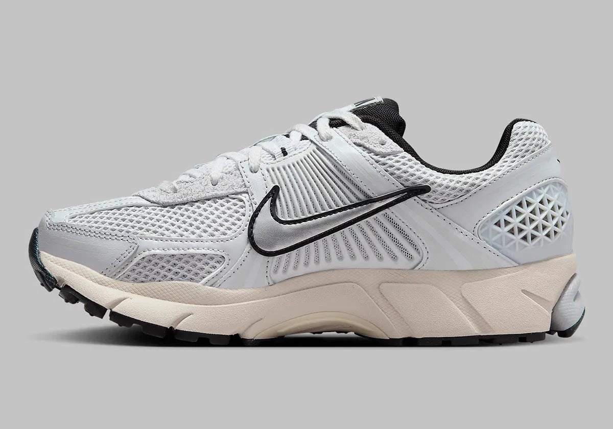 Nike Zoom Vomero 5 Pure Platinum grises en mesh respirant avec détails techniques et amorti Zoom Air, vue de profil intérieur