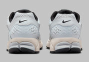 Nike Zoom Vomero 5 Pure Platinum grises en mesh respirant avec détails techniques et amorti Zoom Air, vue de derrière