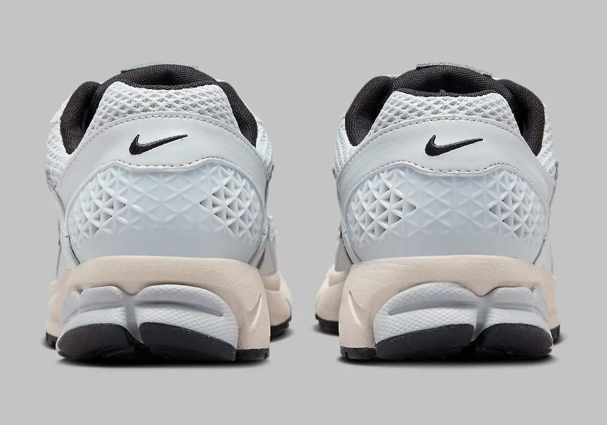 Nike Zoom Vomero 5 Pure Platinum grises en mesh respirant avec détails techniques et amorti Zoom Air, vue de derrière
