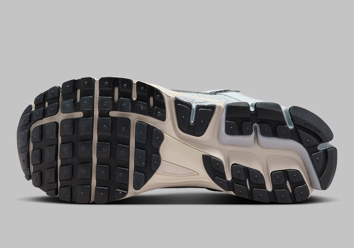 Nike Zoom Vomero 5 Pure Platinum grises en mesh respirant avec détails techniques et amorti Zoom Air, vue semelle