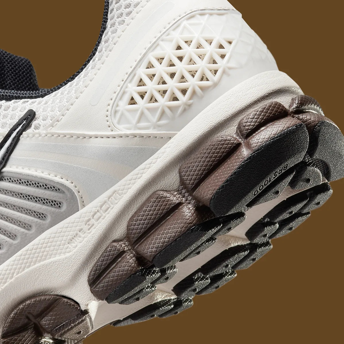 Image de la Nike Zoom Vomero 5 Phantom / Light Iron Ore, sneaker gris clair et blanc cassé en mesh et cuir, superpositions gris acier, semelle noire à amorti Zoom Air visible.