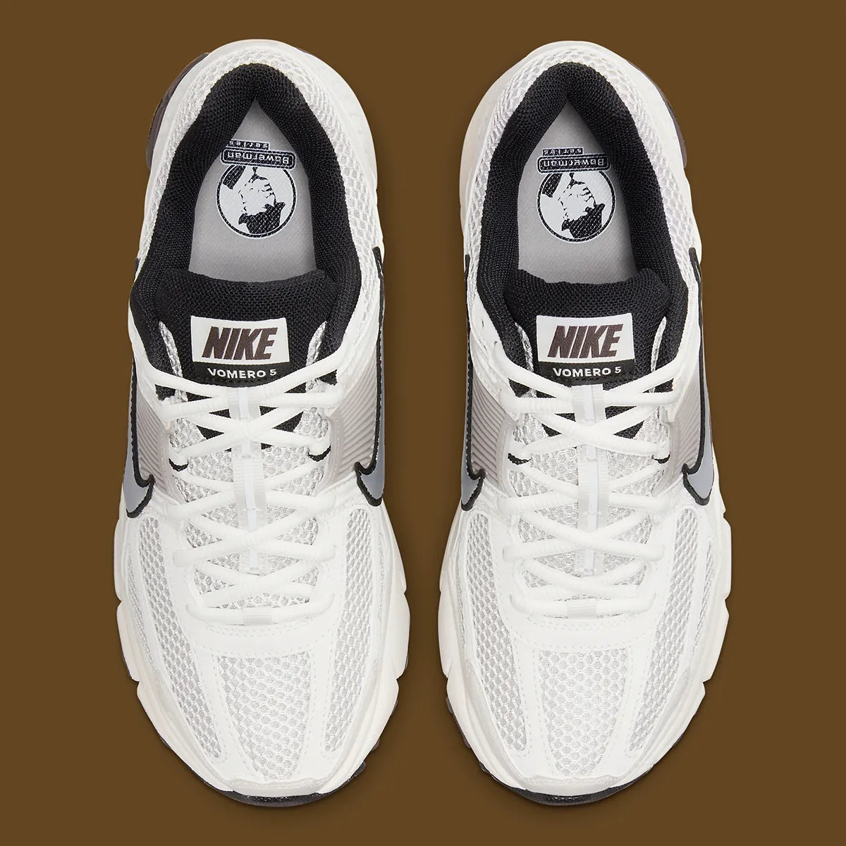 Image de la Nike Zoom Vomero 5 Phantom / Light Iron Ore, sneaker gris clair et blanc cassé en mesh et cuir, superpositions gris acier, semelle noire à amorti Zoom Air visible.