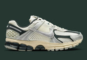 Nike Zoom Vomero 5 Light Silver Seaweed en mesh argenté avec renfort TPU vert et amorti Zoom Air. Vue de coté 