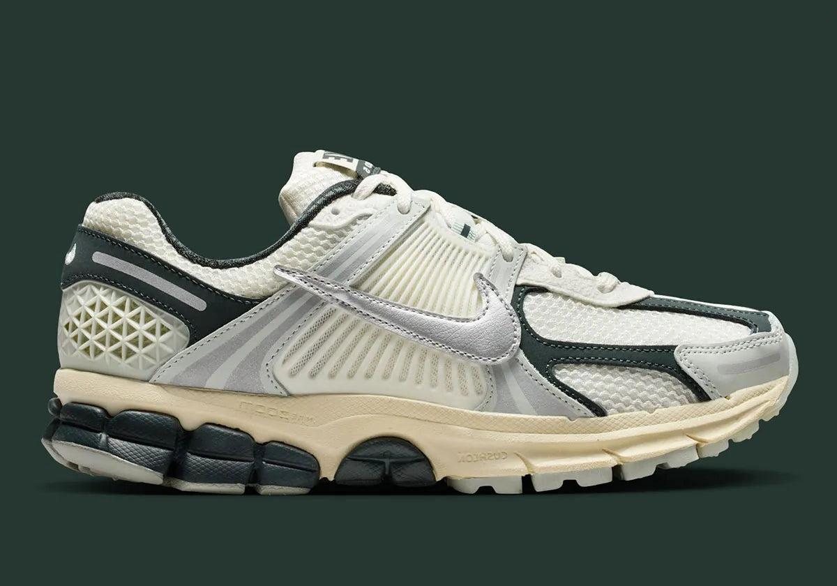 Nike Zoom Vomero 5 Light Silver Seaweed en mesh argenté avec renfort TPU vert et amorti Zoom Air. Vue de coté 