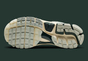 Nike Zoom Vomero 5 Light Silver Seaweed en mesh argenté avec renfort TPU vert et amorti Zoom Air. Vue du dessous 