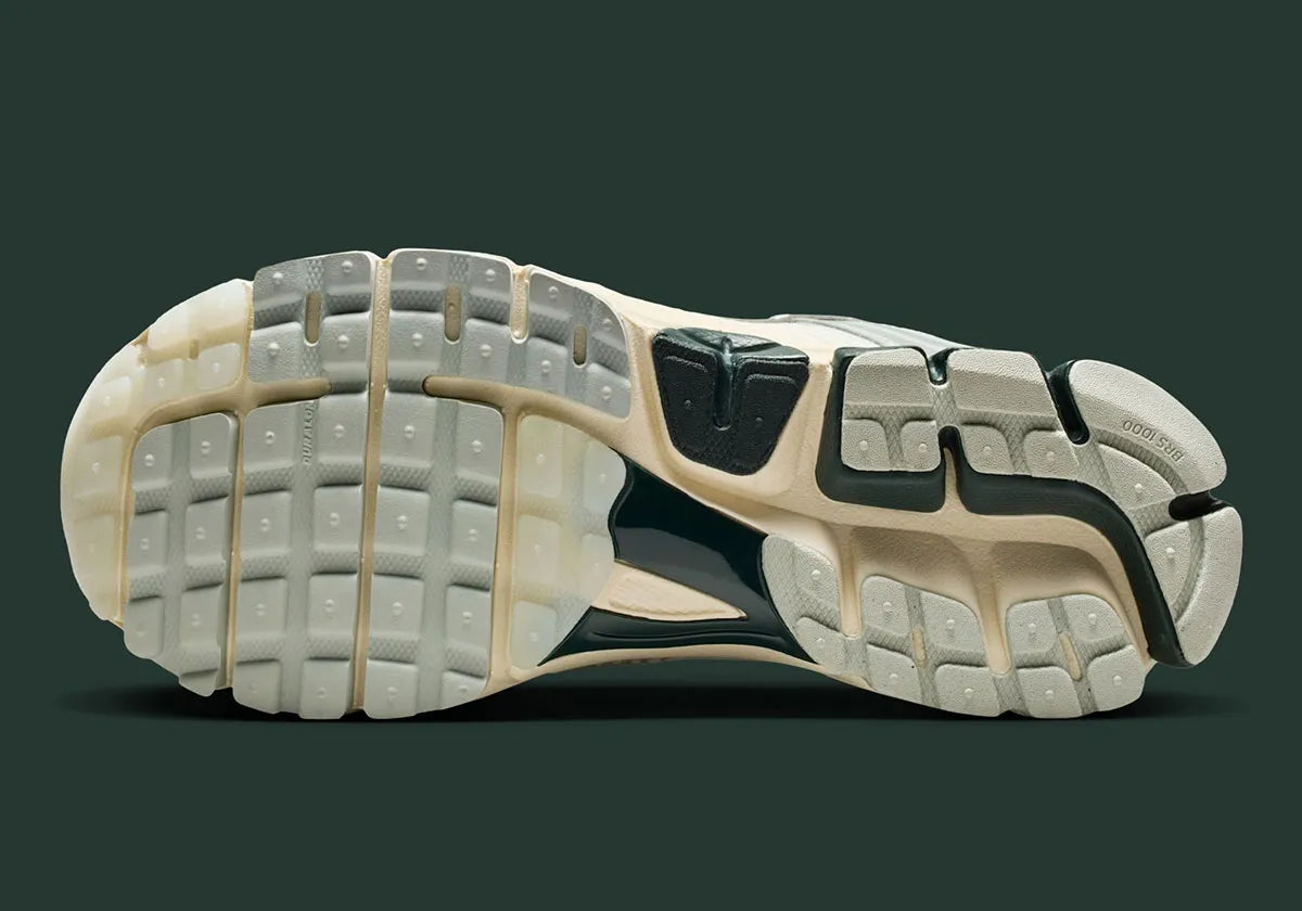 Nike Zoom Vomero 5 Light Silver Seaweed en mesh argenté avec renfort TPU vert et amorti Zoom Air. Vue du dessous 