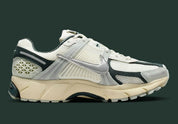 Nike Zoom Vomero 5 Light Silver Seaweed en mesh argenté avec renfort TPU vert et amorti Zoom Air. Vue de l'intérieur 