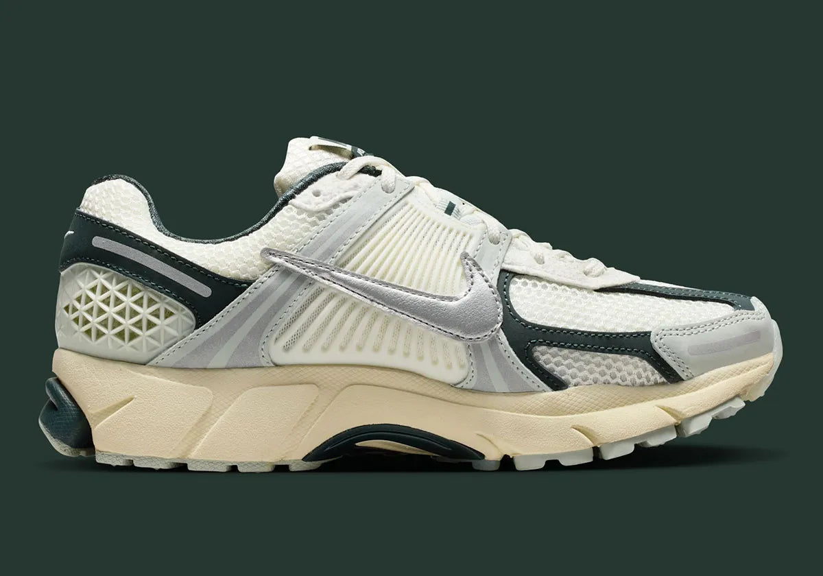 Nike Zoom Vomero 5 Light Silver Seaweed en mesh argenté avec renfort TPU vert et amorti Zoom Air. Vue de l'intérieur 