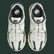 Nike Zoom Vomero 5 Light Silver Seaweed en mesh argenté avec renfort TPU vert et amorti Zoom Air. Vue du dessus