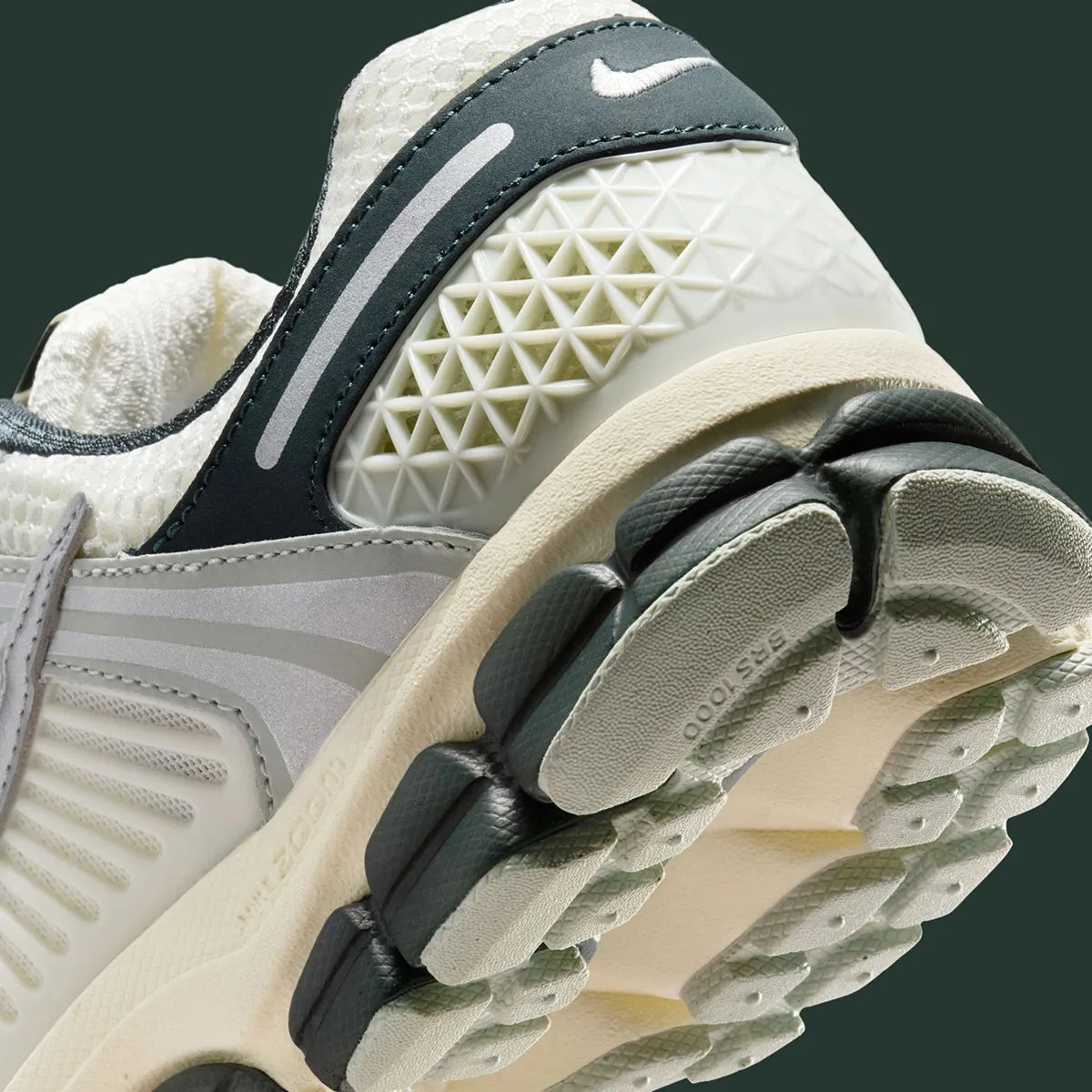 Nike Zoom Vomero 5 Light Silver Seaweed en mesh argenté avec renfort TPU vert et amorti Zoom Air. Zoom arrière