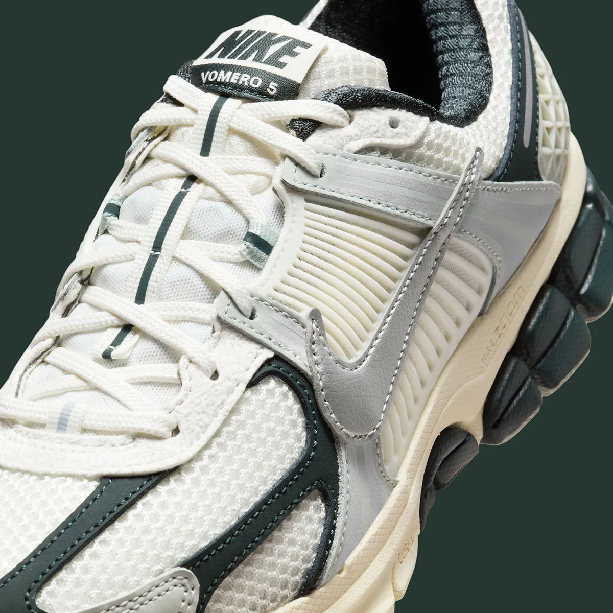 Nike Zoom Vomero 5 Light Silver Seaweed en mesh argenté avec renfort TPU vert et amorti Zoom Air. Zoom avant 
