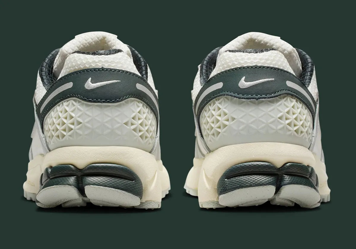 Nike Zoom Vomero 5 Light Silver Seaweed en mesh argenté avec renfort TPU vert et amorti Zoom Air. Vue de derrière