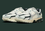 Nike Zoom Vomero 5 Light Silver Seaweed en mesh argenté avec renfort TPU vert et amorti Zoom Air. Vue 3/4 