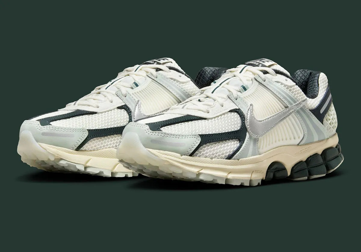 Nike Zoom Vomero 5 Light Silver Seaweed en mesh argenté avec renfort TPU vert et amorti Zoom Air. Vue 3/4 