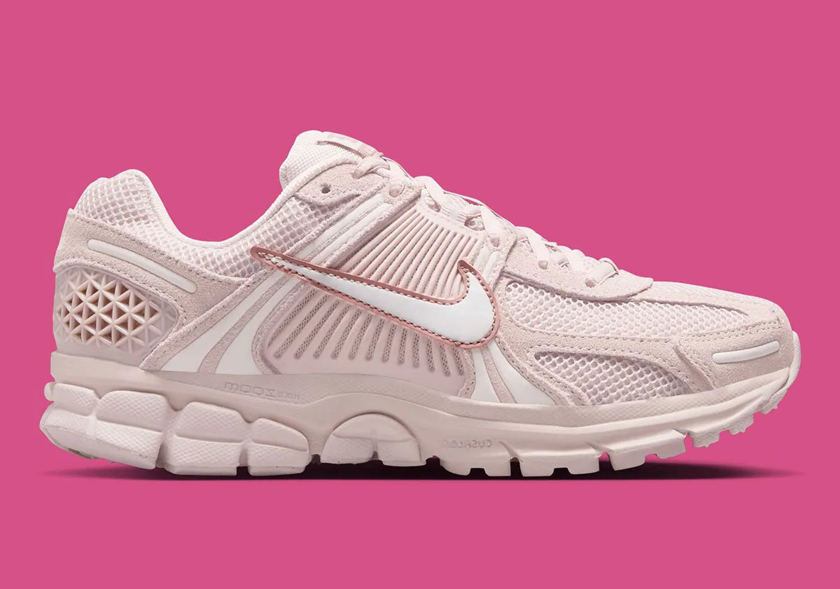 Nike Zoom Vomero 5 Silt Red en mesh rose avec renfort TPU et amorti Zoom Air. Vue de coté 