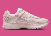Nike Zoom Vomero 5 Silt Red en mesh rose avec renfort TPU et amorti Zoom Air. Vue de l'intérieur 