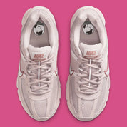 Nike Zoom Vomero 5 Silt Red en mesh rose avec renfort TPU et amorti Zoom Air. Vue du dessus 