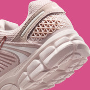 Nike Zoom Vomero 5 Silt Red Women's – sneakers running rétro rose poudré avec Zoom Air et mesh respirant , vue zoomer de l’arrière 