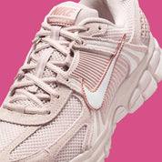 Nike Zoom Vomero 5 Silt Red Women's – sneakers running rétro rose poudré avec Zoom Air et mesh respirant , vue zoomer 
