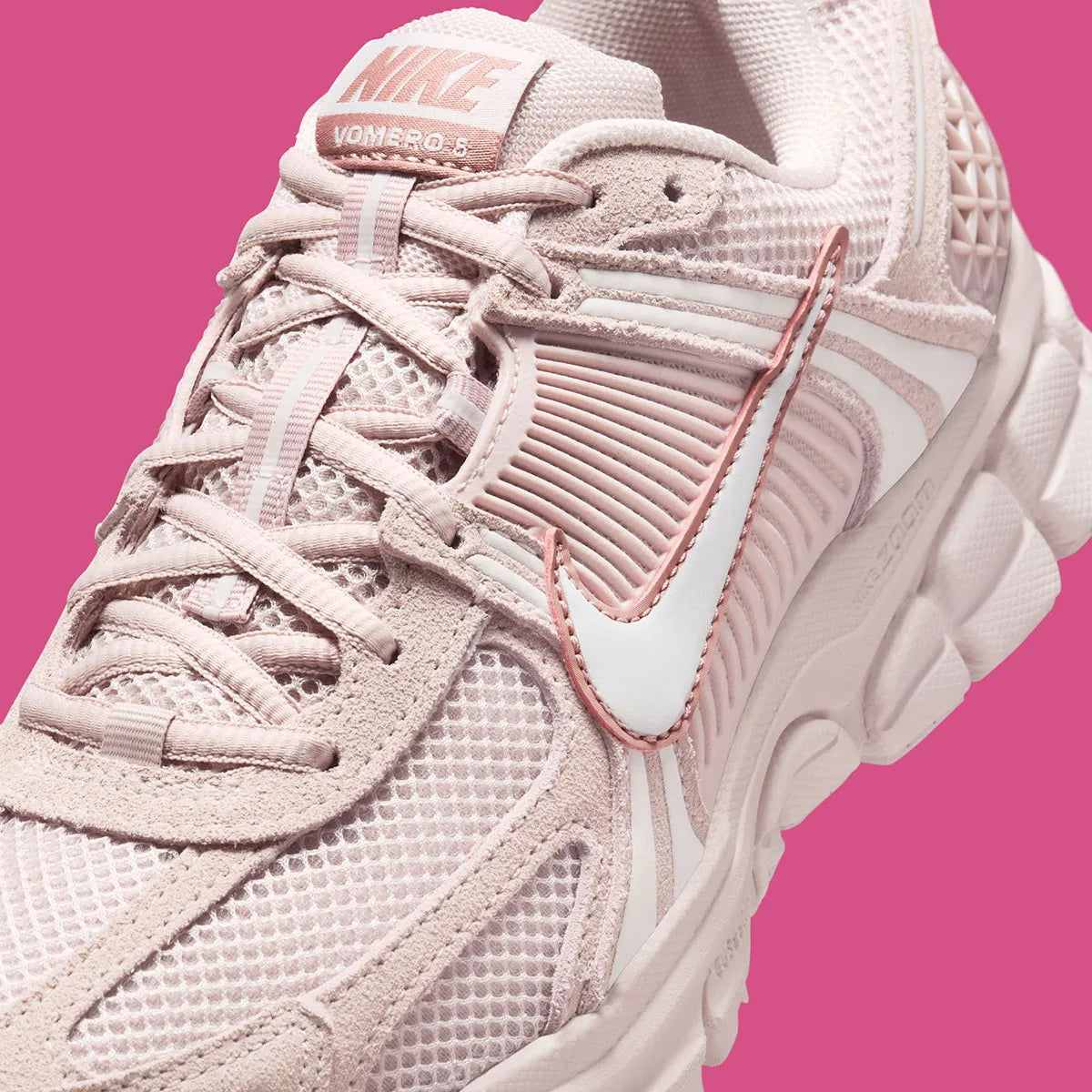 Nike Zoom Vomero 5 Silt Red en mesh rose avec renfort TPU et amorti Zoom Air. Zoom avant 