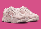 Nike Zoom Vomero 5 Silt Red en mesh rose avec renfort TPU et amorti Zoom Air. Vue de 3/4 