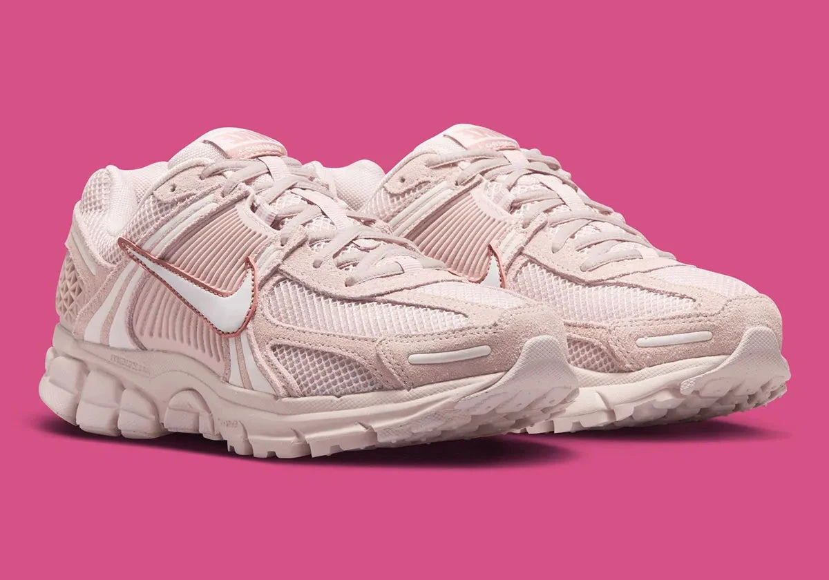 Nike Zoom Vomero 5 Silt Red en mesh rose avec renfort TPU et amorti Zoom Air. Vue de 3/4 