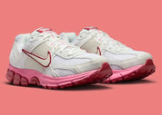 Sneakers Nike Vomero 5 junior en Silt Red, Peony et Crimson avec mesh respirant et amorti Zoom Air premium