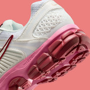 Sneakers Nike Vomero 5 junior en Silt Red, Peony et Crimson avec mesh respirant et amorti Zoom Air premium