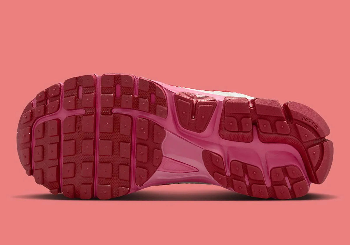 Sneakers Nike Vomero 5 junior en Silt Red, Peony et Crimson avec mesh respirant et amorti Zoom Air premium