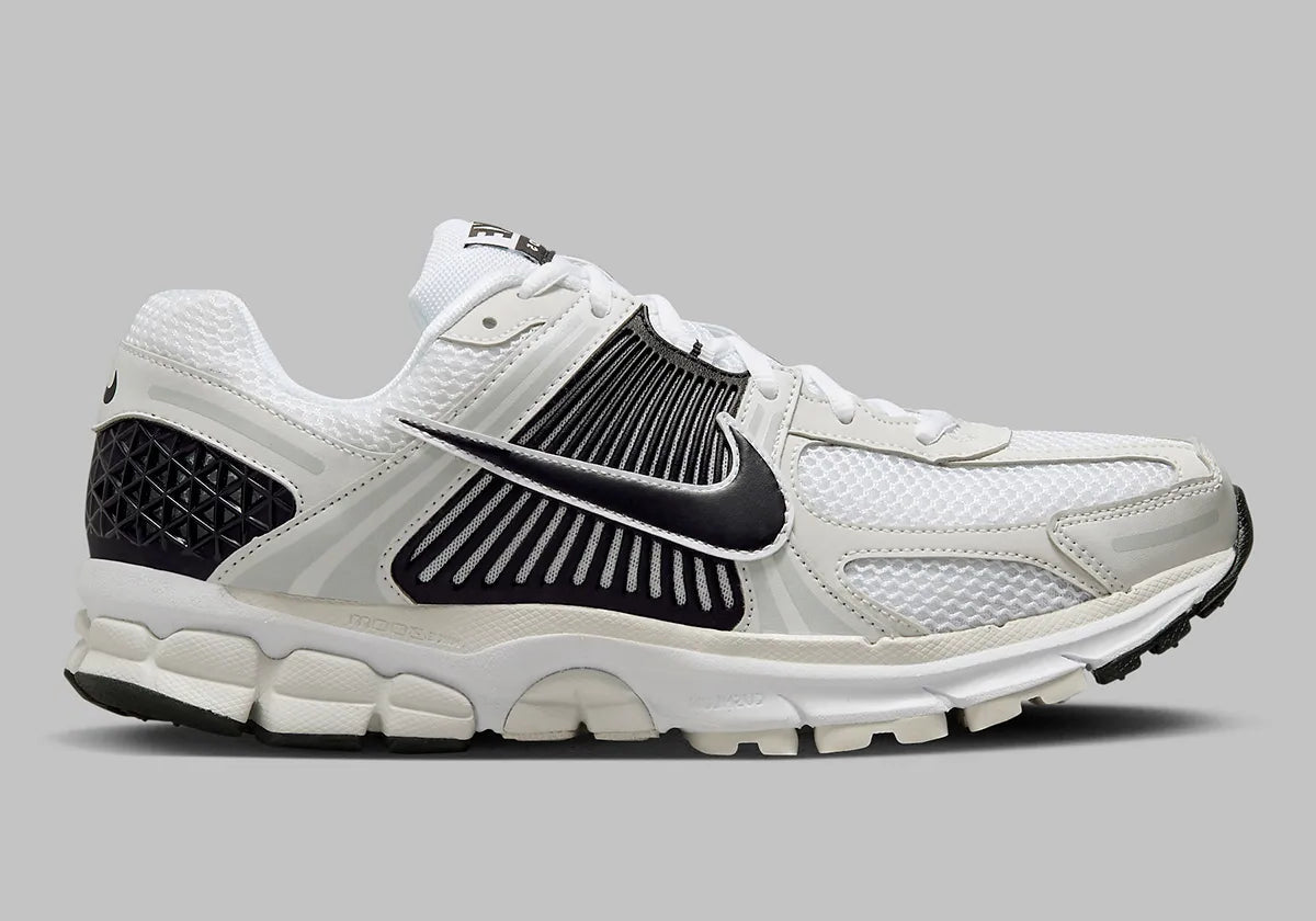 Chaussure running Nike Zoom Vomero 5 White Black blanche et noire vue de face