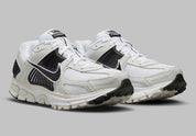 Chaussure running Nike Zoom Vomero 5 White Black blanche et noire vue de profil