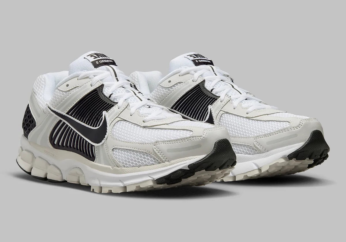 Chaussure running Nike Zoom Vomero 5 White Black blanche et noire vue de profil
