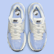 Sneakers Nike Zoom Vomero 5 femme Royal Tint et Photon Dust avec mesh respirant et amorti Zoom Air premium.