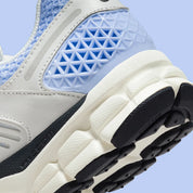 Sneakers Nike Zoom Vomero 5 femme Royal Tint et Photon Dust avec mesh respirant et amorti Zoom Air premium.