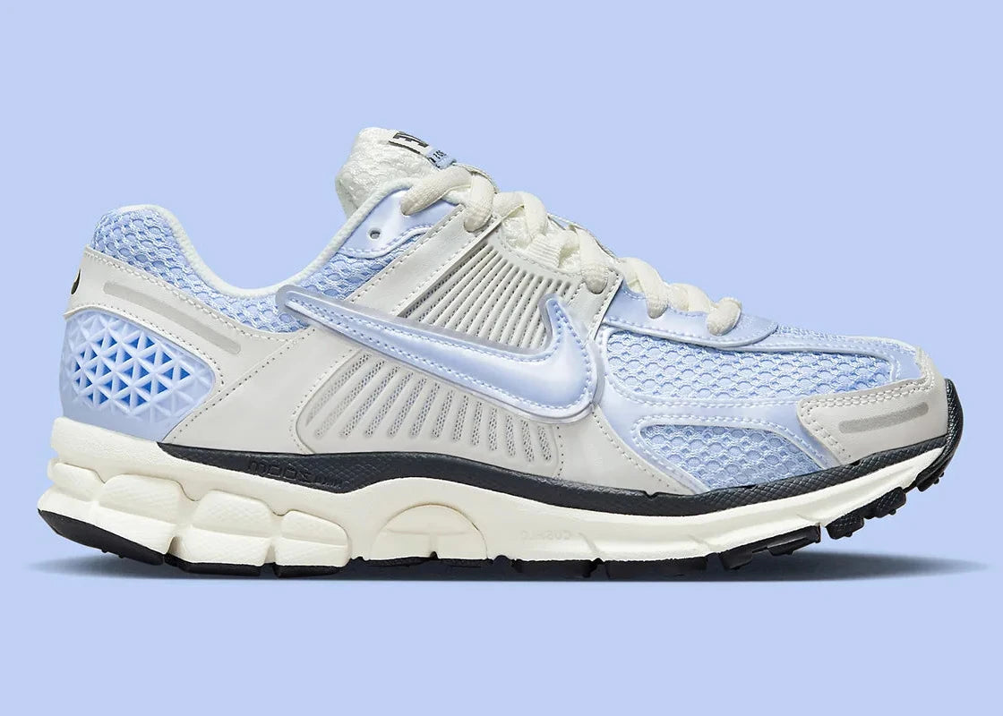 Sneakers Nike Zoom Vomero 5 femme Royal Tint et Photon Dust avec mesh respirant et amorti Zoom Air premium.