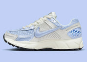 Sneakers Nike Zoom Vomero 5 femme Royal Tint et Photon Dust avec mesh respirant et amorti Zoom Air premium.