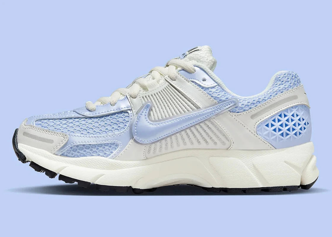 Sneakers Nike Zoom Vomero 5 femme Royal Tint et Photon Dust avec mesh respirant et amorti Zoom Air premium.