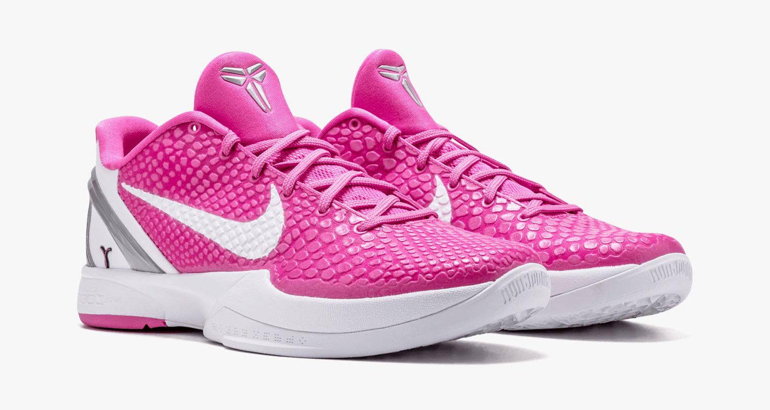 Image de la Nike Kobe 6 Protro Kay Yow Think Pink 2021, sneaker de basketball rose vif avec Swoosh argenté, texture écaille de serpent, semelle translucide et amorti Zoom Air Protro. Vue de 3/4 face.