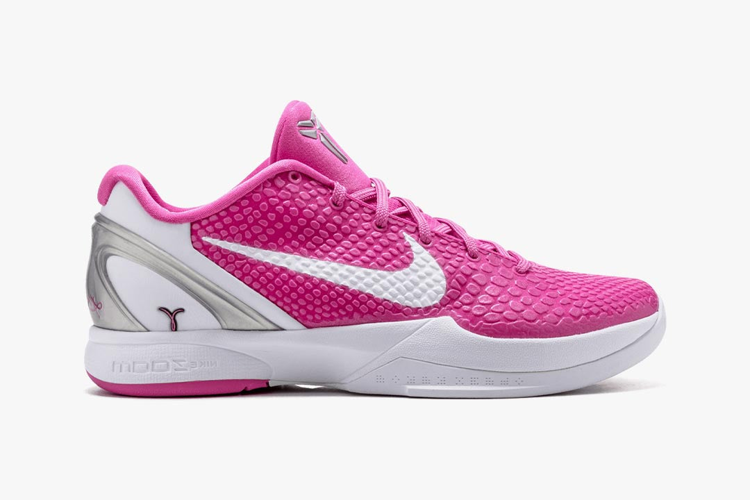 Image de la Nike Kobe 6 Protro Kay Yow Think Pink 2021, sneaker de basketball rose vif avec Swoosh argenté, texture écaille de serpent, semelle translucide et amorti Zoom Air Protro. Vue de profil.