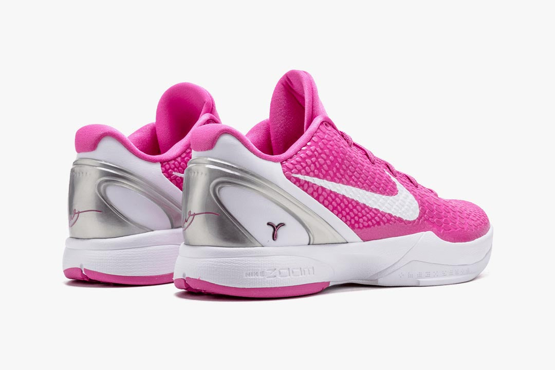 Image de la Nike Kobe 6 Protro Kay Yow Think Pink 2021, sneaker de basketball rose vif avec Swoosh argenté, texture écaille de serpent, semelle translucide et amorti Zoom Air Protro. Vue de 3/4 arrière.