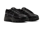 Nike Initiator Black Dark Smoke Grey noire et gris fumé avec empeigne respirante, renforts de maintien et semelle intermédiaire en mousse vue de 3/4 face. 