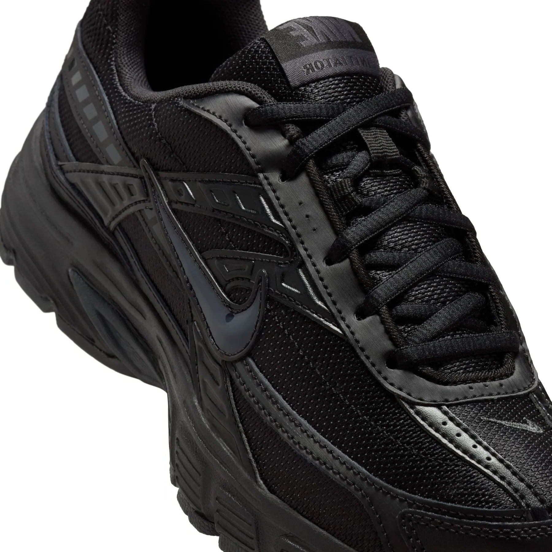 Vue zoomée sur les détails latéraux de la Nike Initiator Black Dark Smoke Grey noire et gris fumé avec empeigne respirante, renforts de maintien et semelle intermédiaire en mousse.