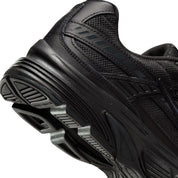 Vue zoomée sur les détails arrières de la Nike Initiator Black Dark Smoke Grey noire et gris fumé avec empeigne respirante, renforts de maintien et semelle intermédiaire en mousse.