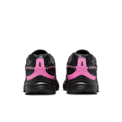Image de la Nike Initiator Pink and Black, chaussure running noire en mesh avec empiècements argentés et accents rose vif.