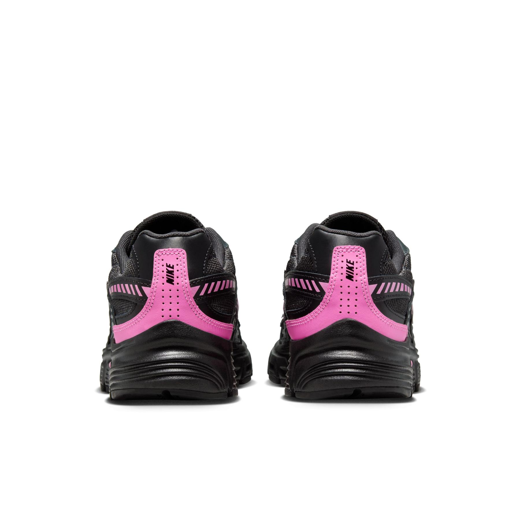 Image de la Nike Initiator Pink and Black, chaussure running noire en mesh avec empiècements argentés et accents rose vif.