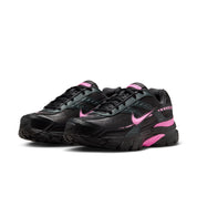 Image de la Nike Initiator Pink and Black, chaussure running noire en mesh avec empiècements argentés et accents rose vif.
