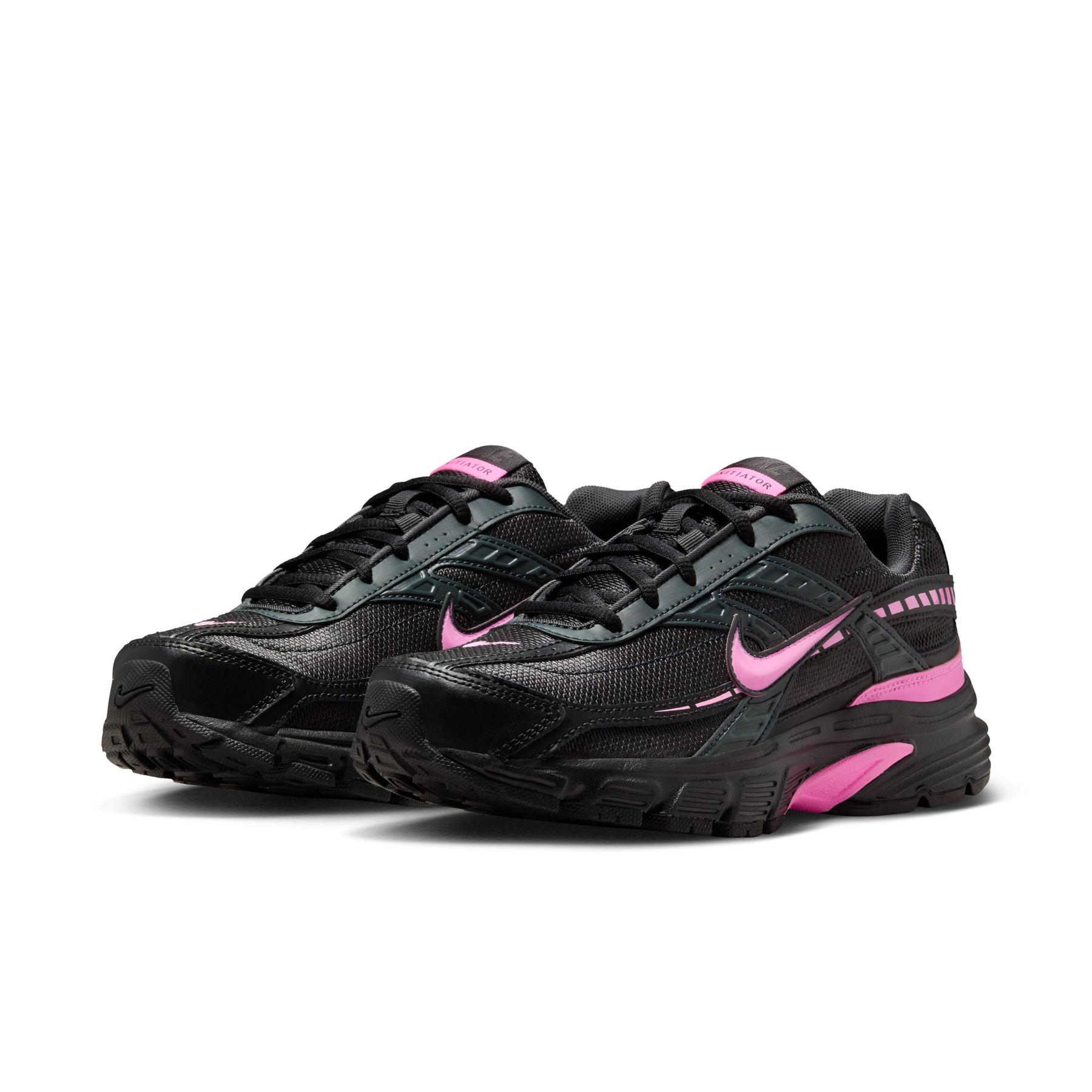 Image de la Nike Initiator Pink and Black, chaussure running noire en mesh avec empiècements argentés et accents rose vif.