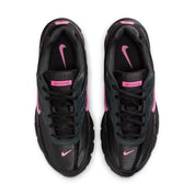 Image de la Nike Initiator Pink and Black, chaussure running noire en mesh avec empiècements argentés et accents rose vif.